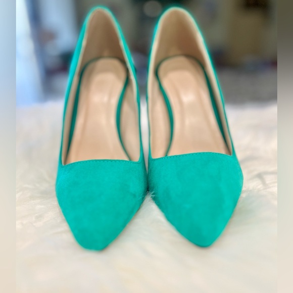 SOLD- Women’s Vibrant Green Suede Heels. Size 8 - Picture 5 of 9